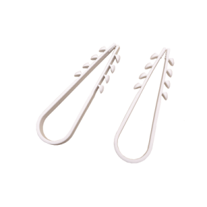 Bolsa con 100 clips sujetadores de plástico para cables de 11 a 19 mm. Ideales para instalaciones en pared, brindan sujeción firme y segura.